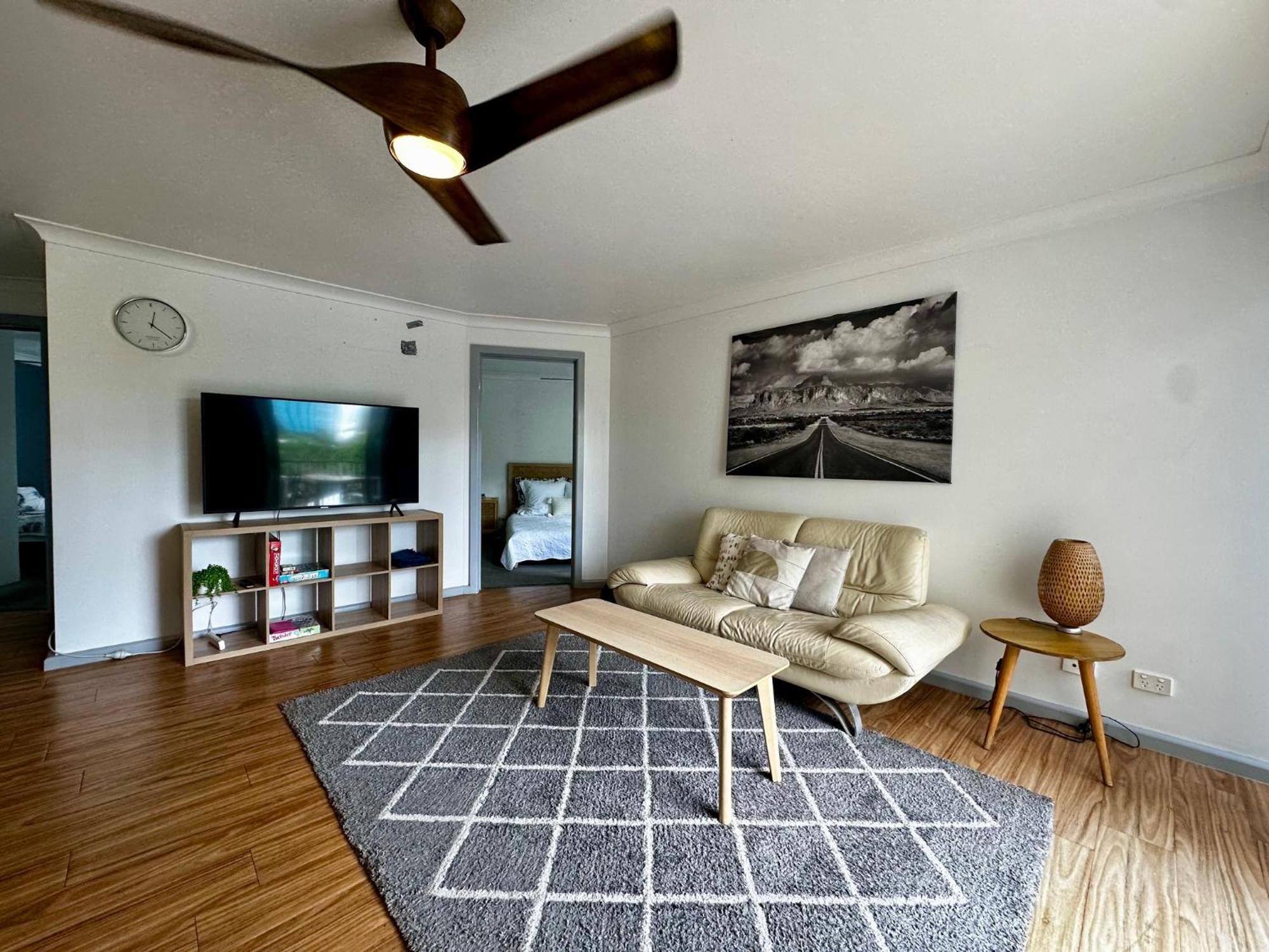 Central, Leafy & Modern 3-bedroom Apartment *