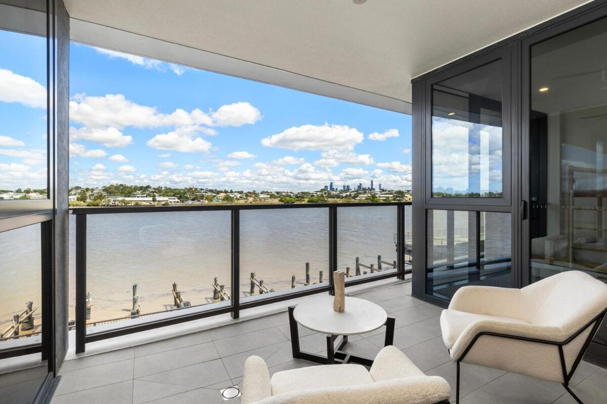 Riverfront Luxe 2bed Pool Parking Brisbane
