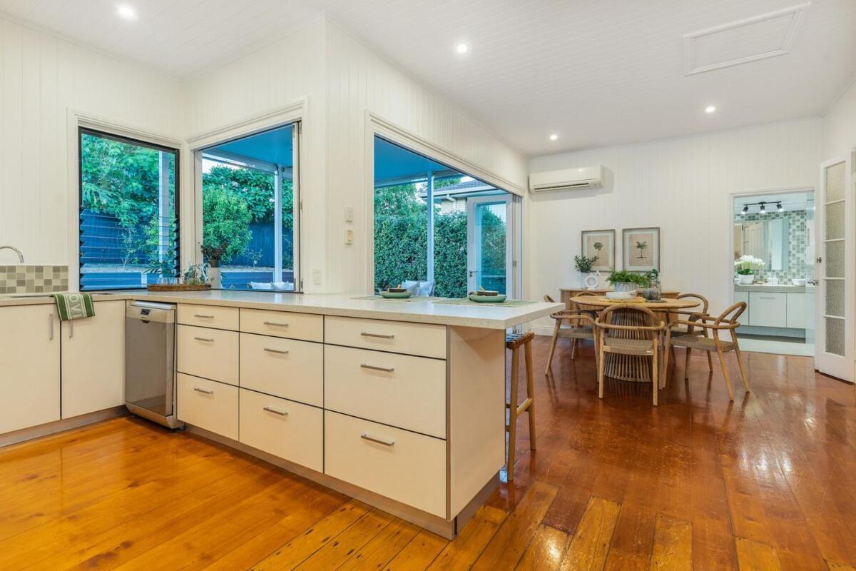 Holiday home Luxury Queenslander Awaits! Sleeps 8, 3 Car Parks Brisbane