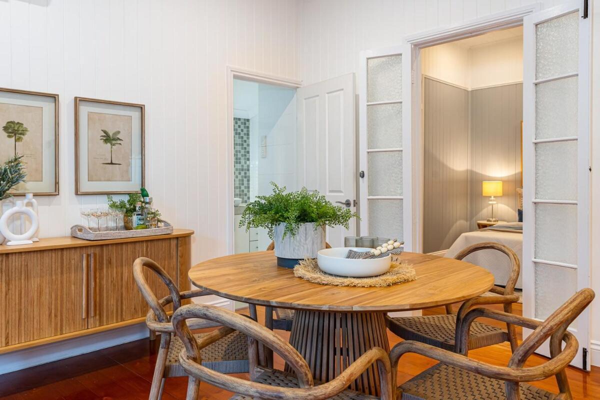 Luxury Queenslander Awaits! Sleeps 8, 3 Car Parks