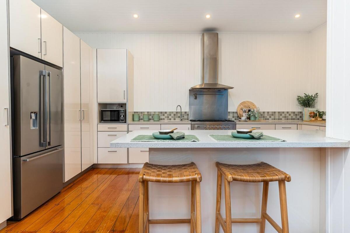 Luxury Queenslander Awaits! Sleeps 8, 3 Car Parks * Brisbane
