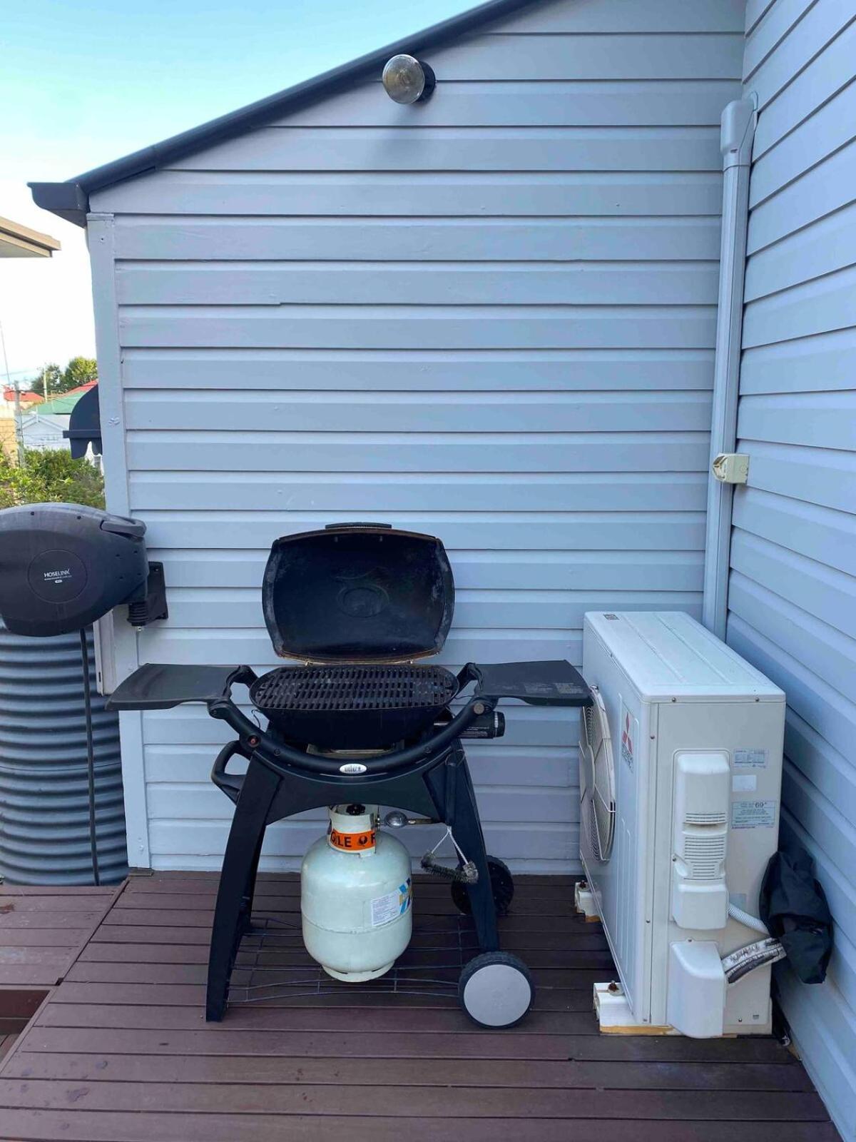 Holiday home Luxury Queenslander Awaits! Sleeps 8, 3 Car Parks Brisbane