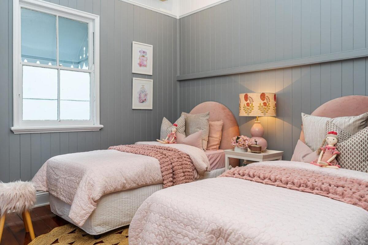 Luxury Queenslander Awaits! Sleeps 8, 3 Car Parks Brisbane