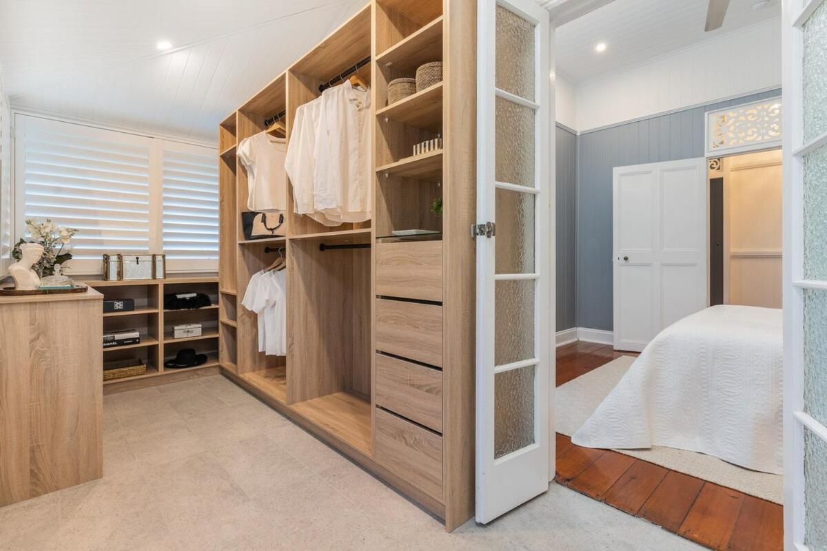 Luxury Queenslander Awaits! Sleeps 8, 3 Car Parks * Brisbane