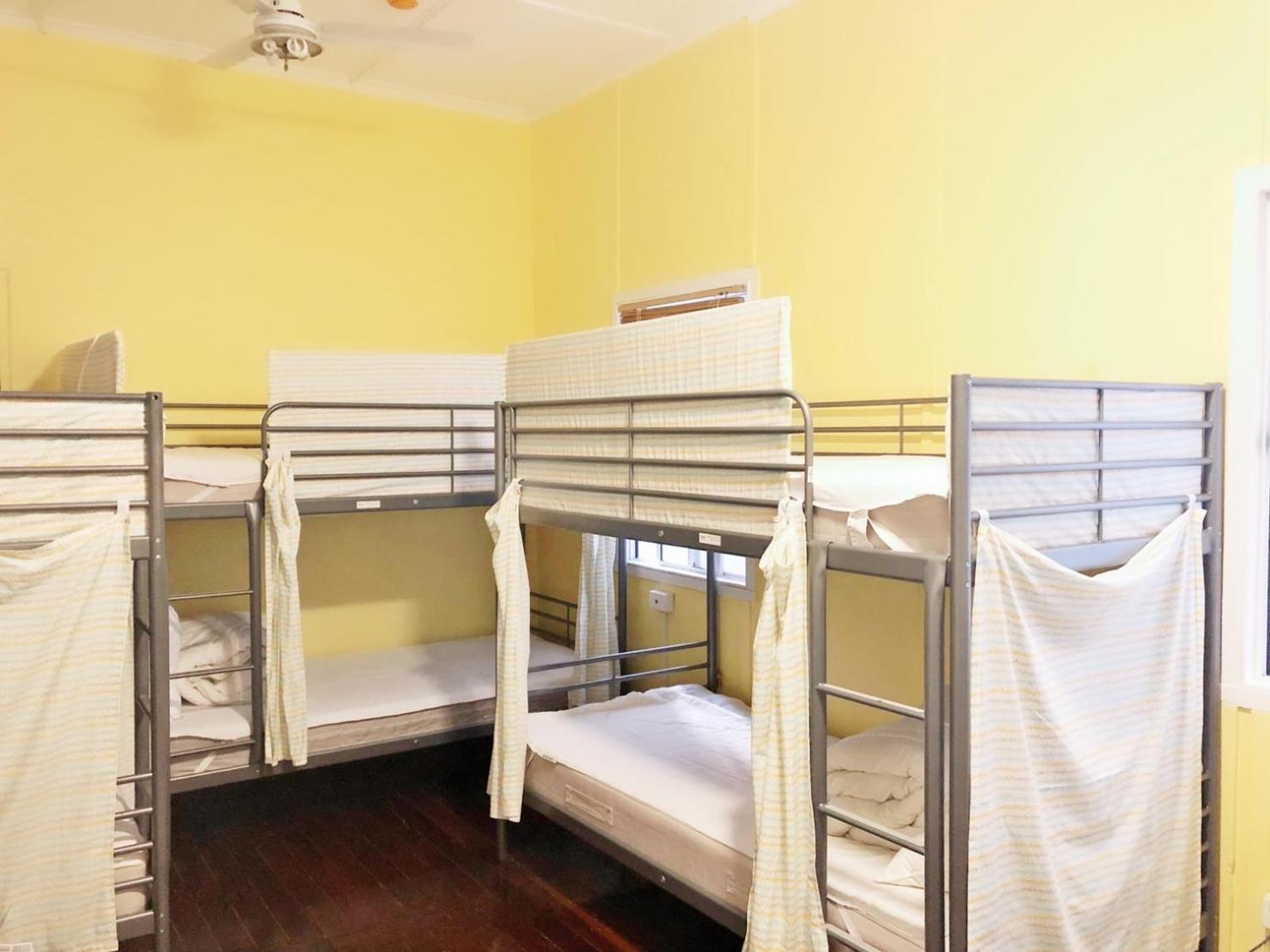 Five 2 Backpacker Hostel *