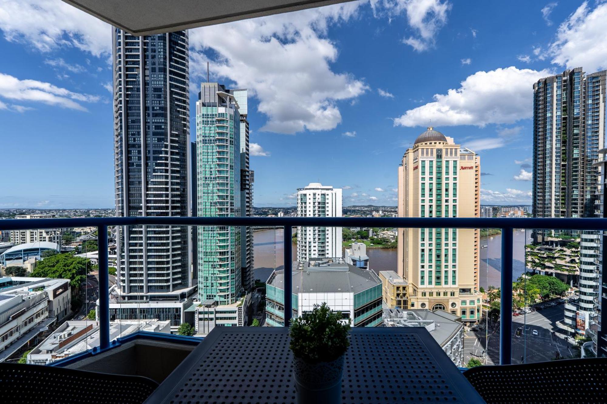 1bed 1bath With Story Bridge And River Views, Parking, And Private Balcony