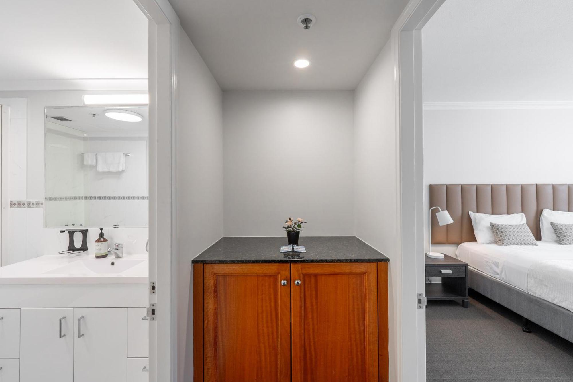 1bed 1bath With Story Bridge And River Views, Parking, And Private Balcony