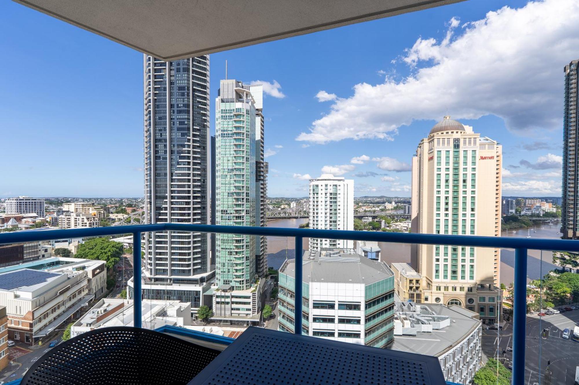 1bed 1bath With Story Bridge And River Views, Parking, And Private Balcony Apartment *