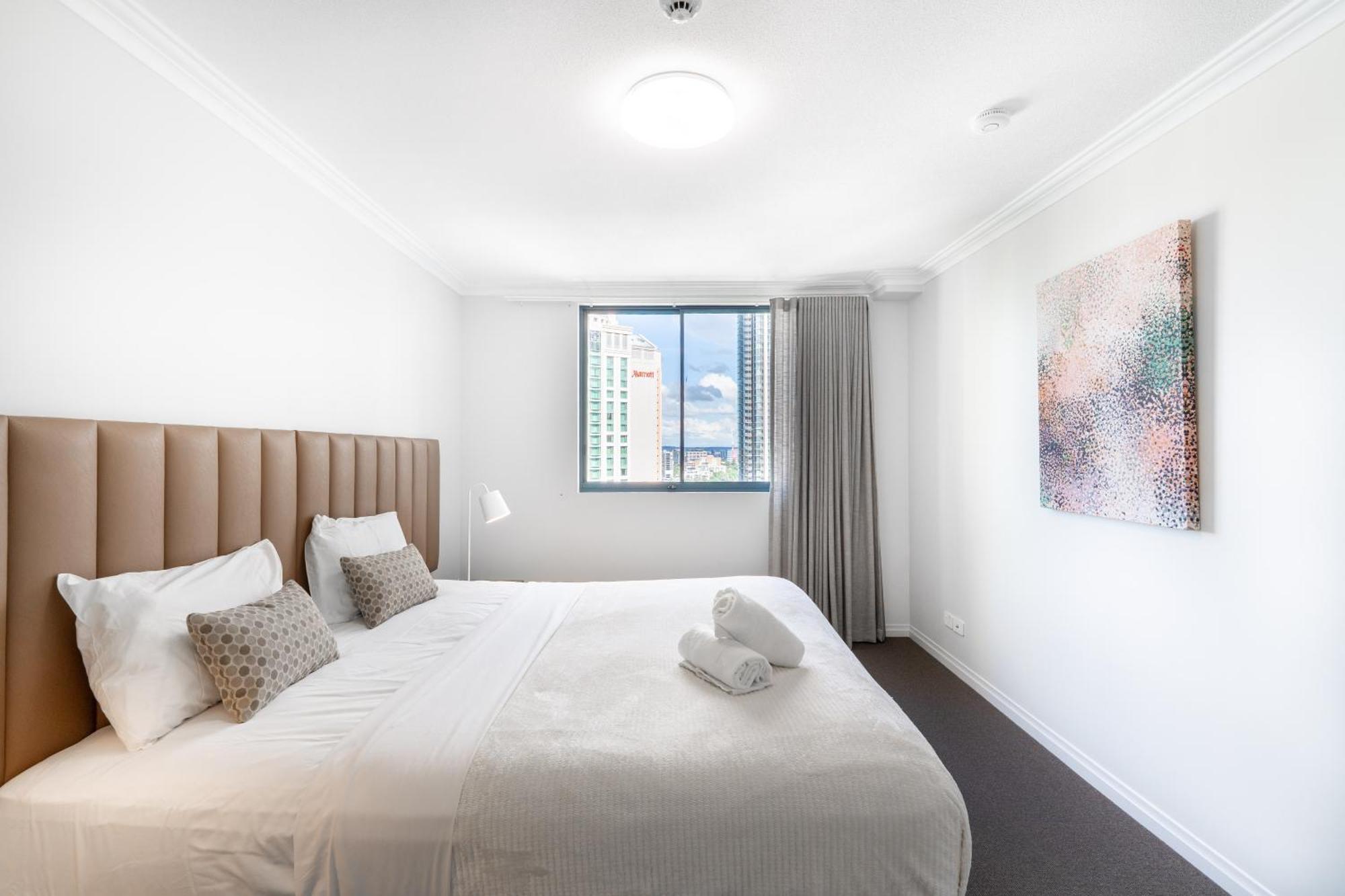 Apartment 1bed 1bath With Story Bridge And River Views, Parking, And Private Balcony *