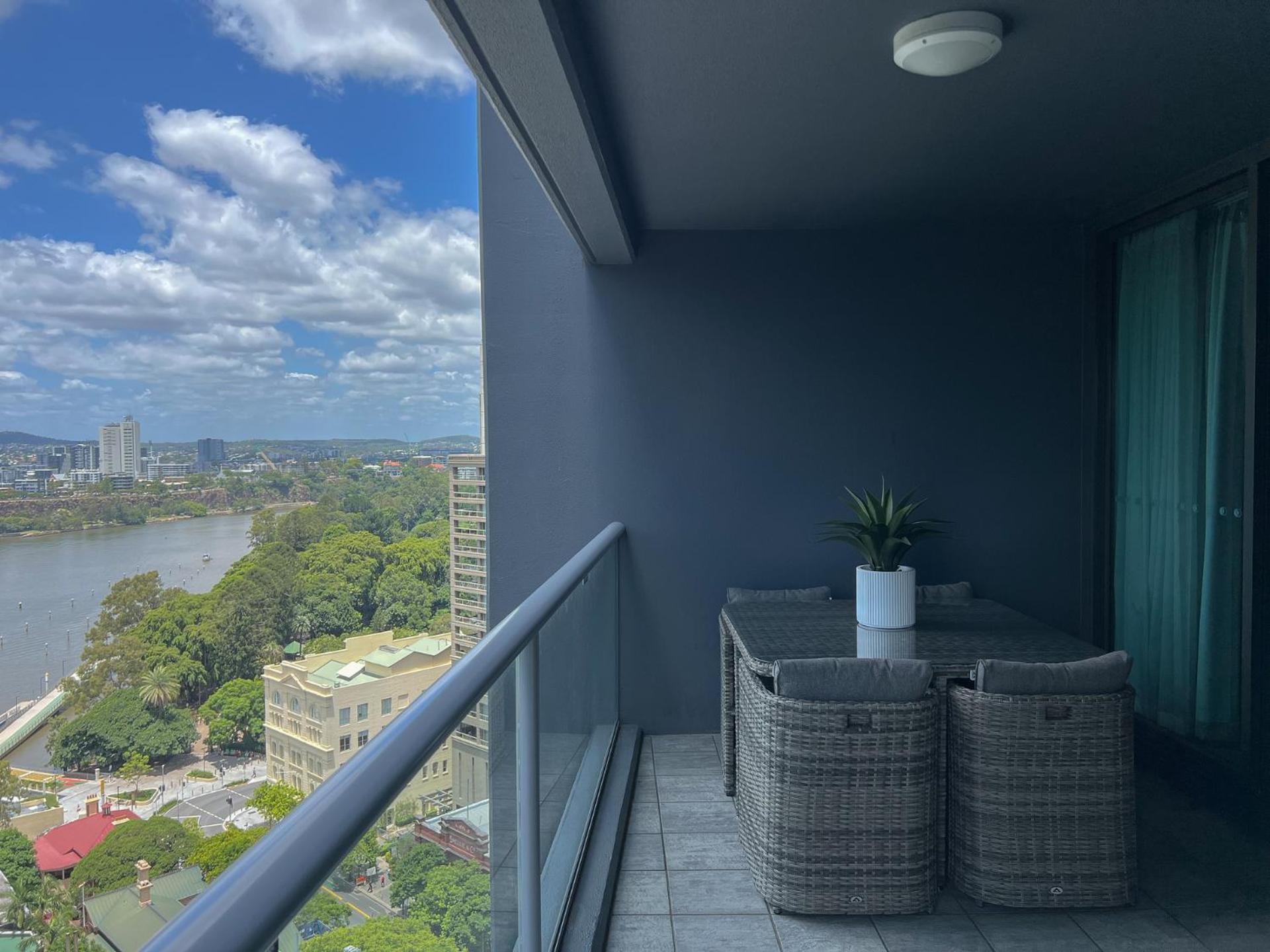 Luxury Cbd 2b2b Balcony Views Free Parking Apartment