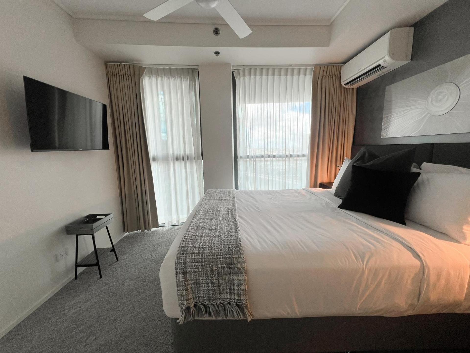 Luxury Cbd 2b2b Balcony Views Free Parking
