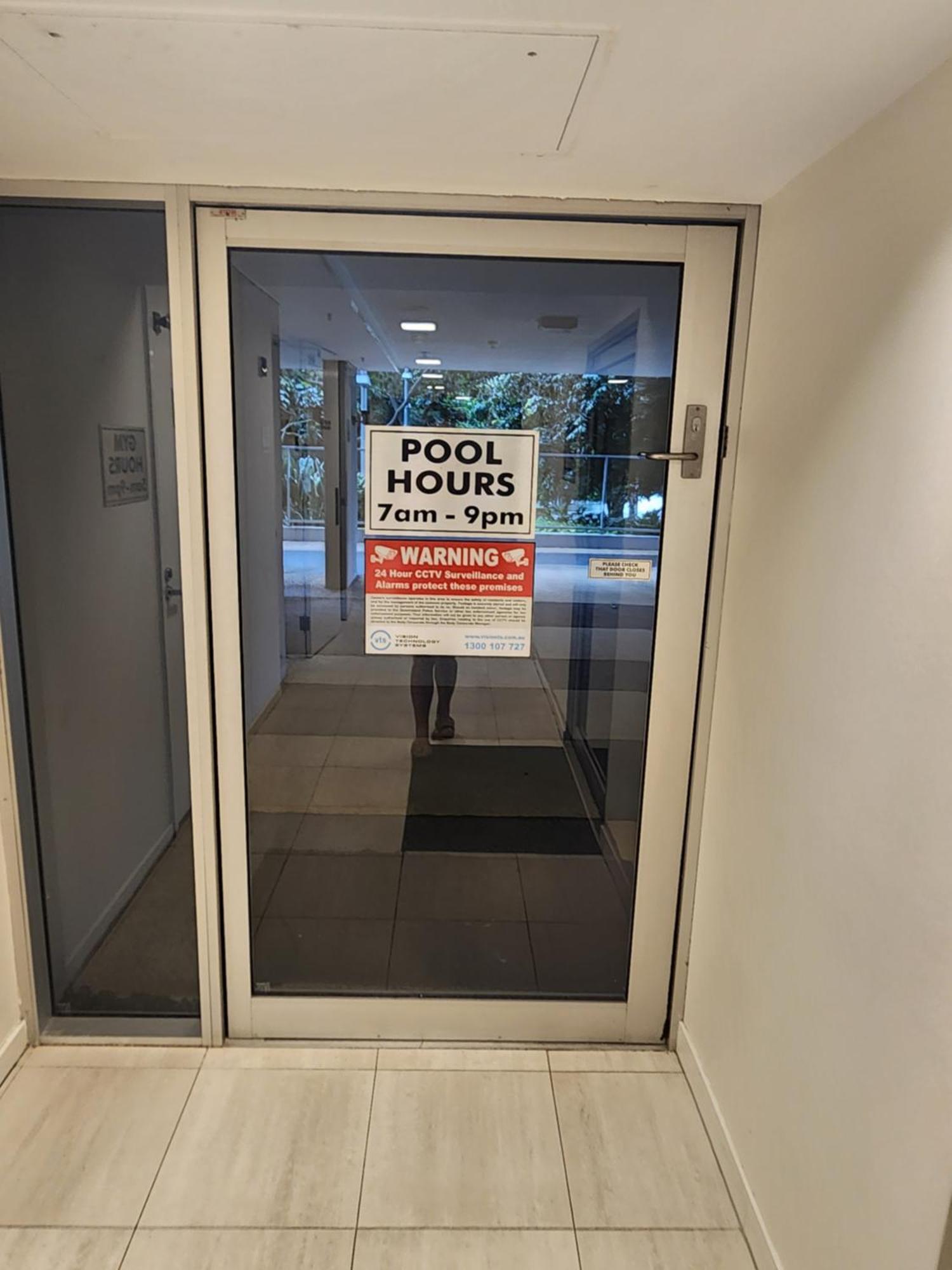 Spacious 1 Bedroom Mezzanine With Large Bath Views 2 Free Parking Spots Apartment Brisbane