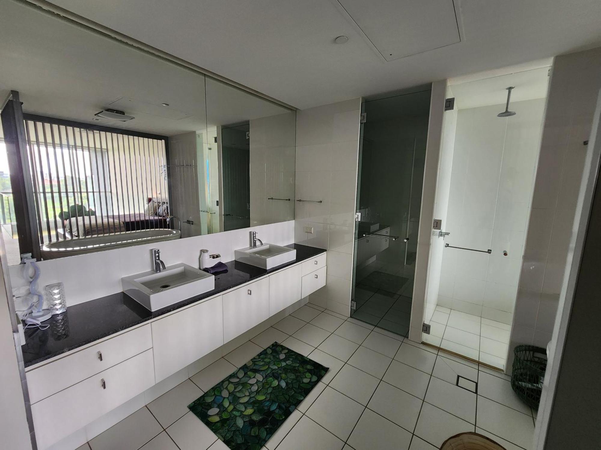 Spacious 1 Bedroom Mezzanine With Large Bath Views 2 Free Parking Spots