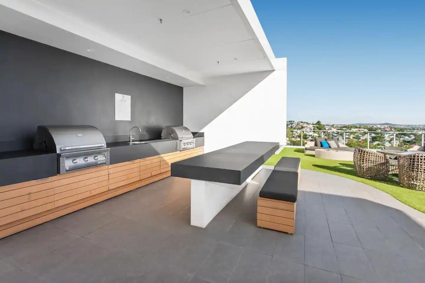 Apartment Bright With Balcony, Rooftop Pool & Parking! *