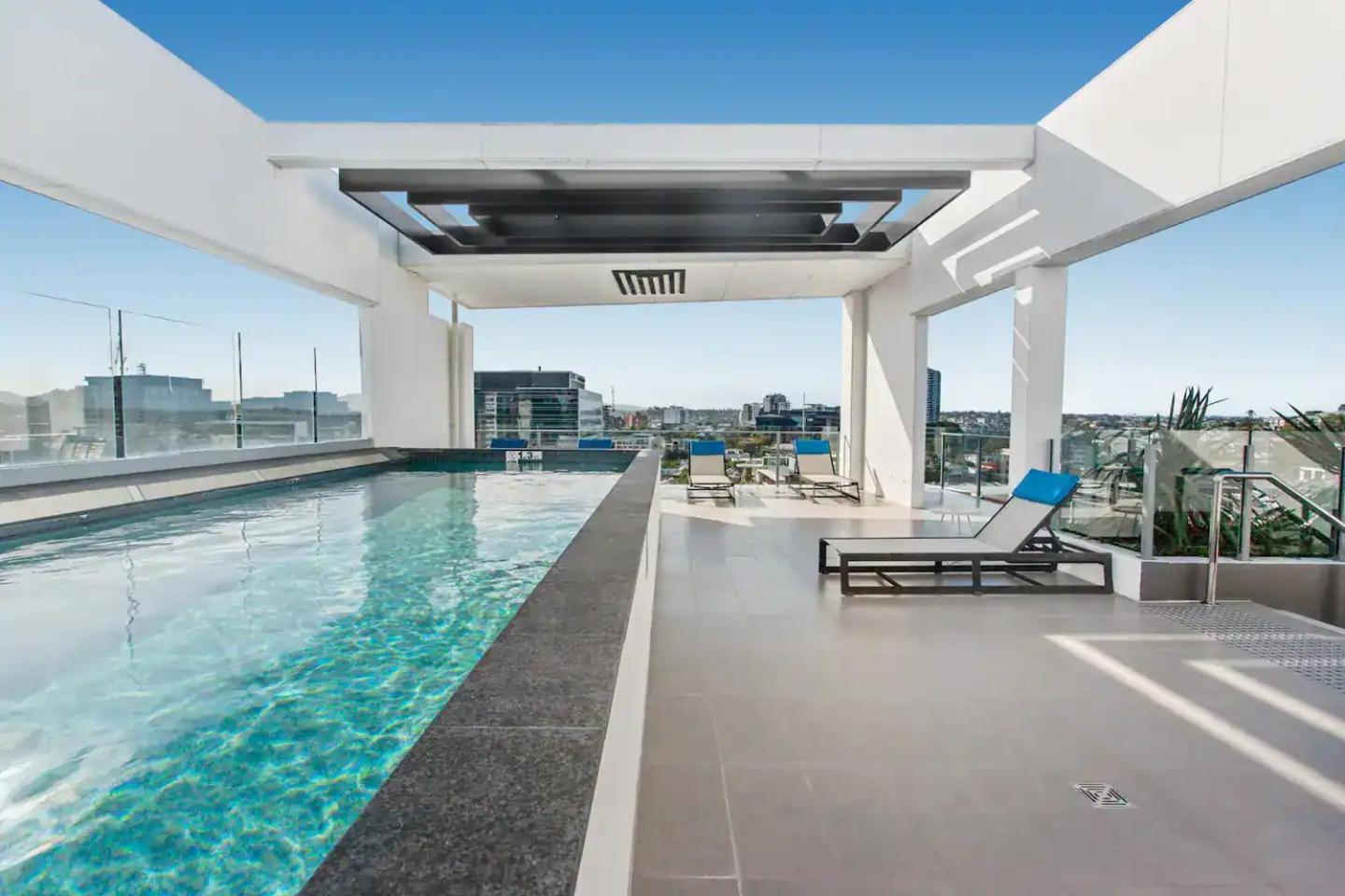 Bright With Balcony, Rooftop Pool & Parking! *