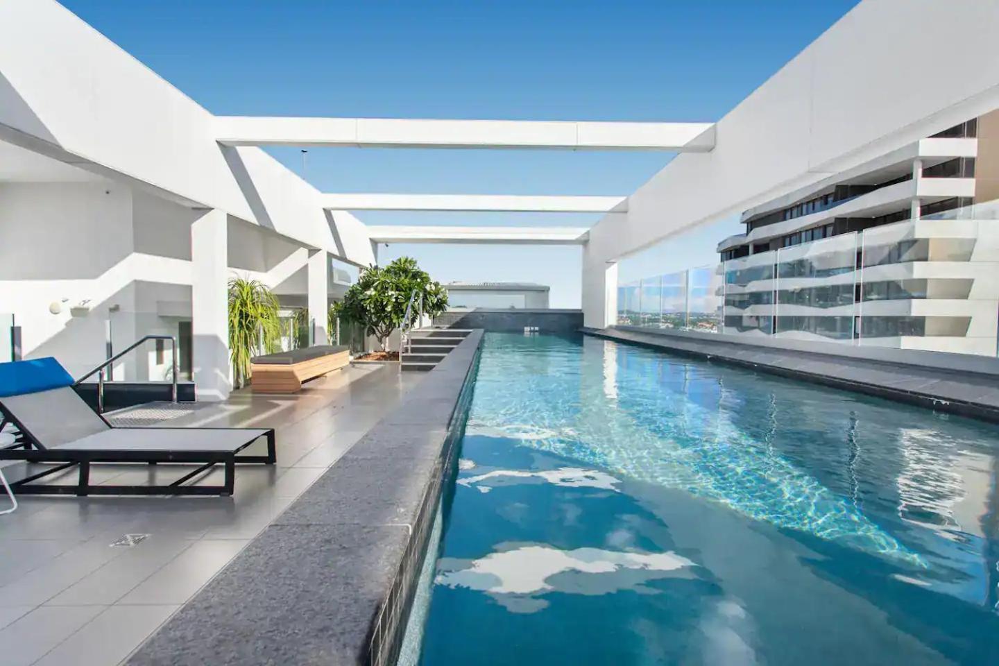 Apartment Bright With Balcony, Rooftop Pool & Parking!