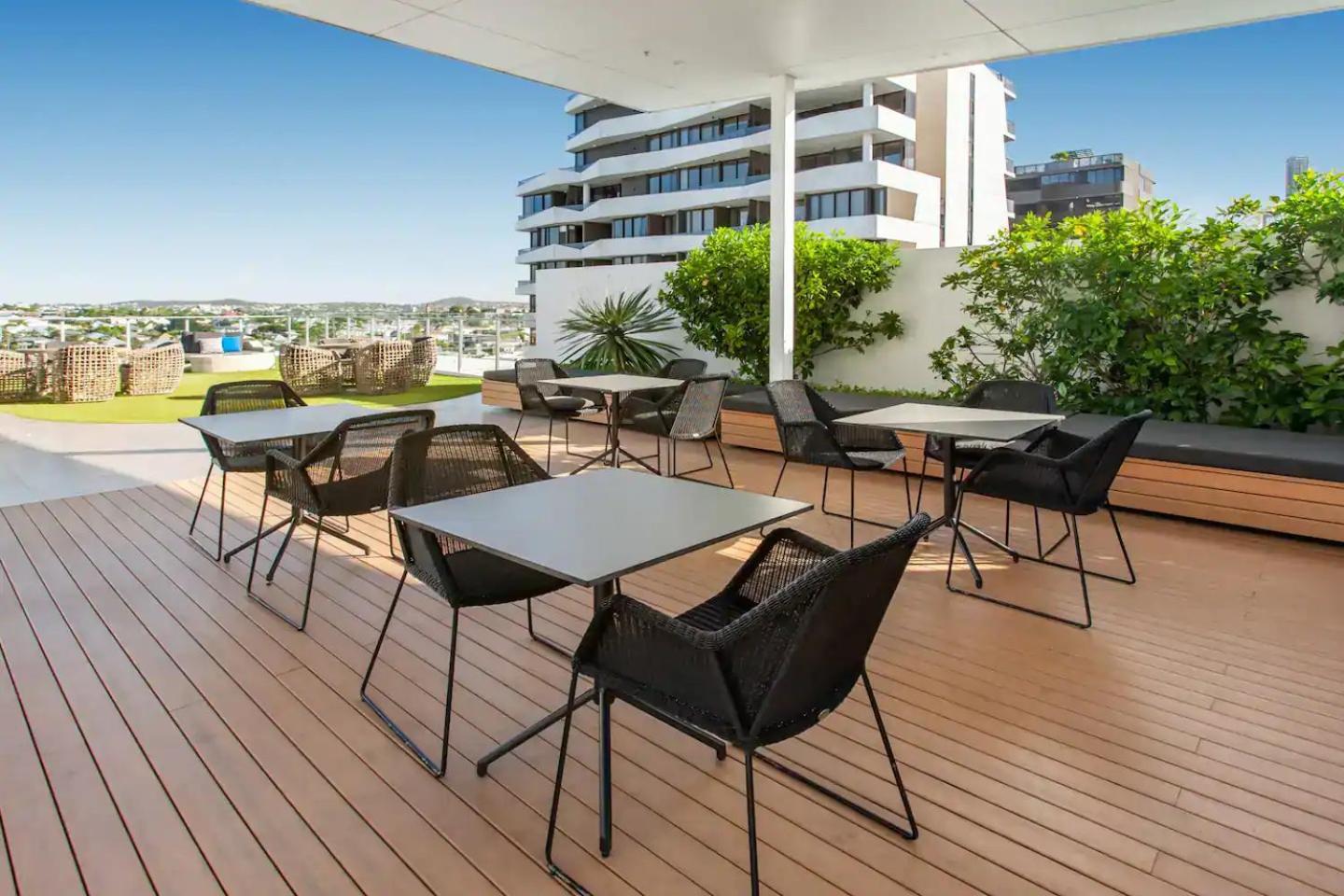 Bright With Balcony, Rooftop Pool & Parking! Apartment *