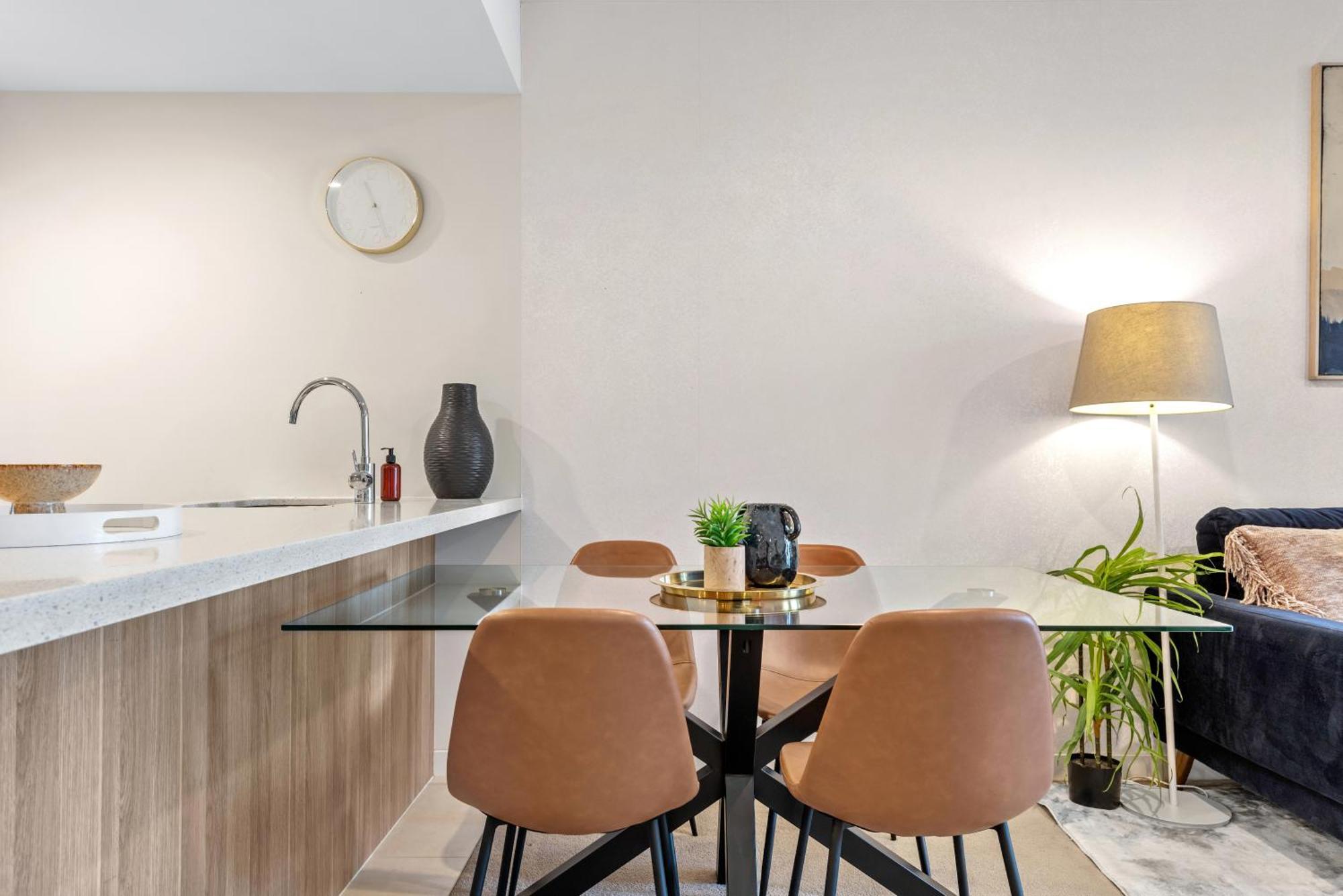 Apartment Bright With Balcony, Rooftop Pool & Parking! *