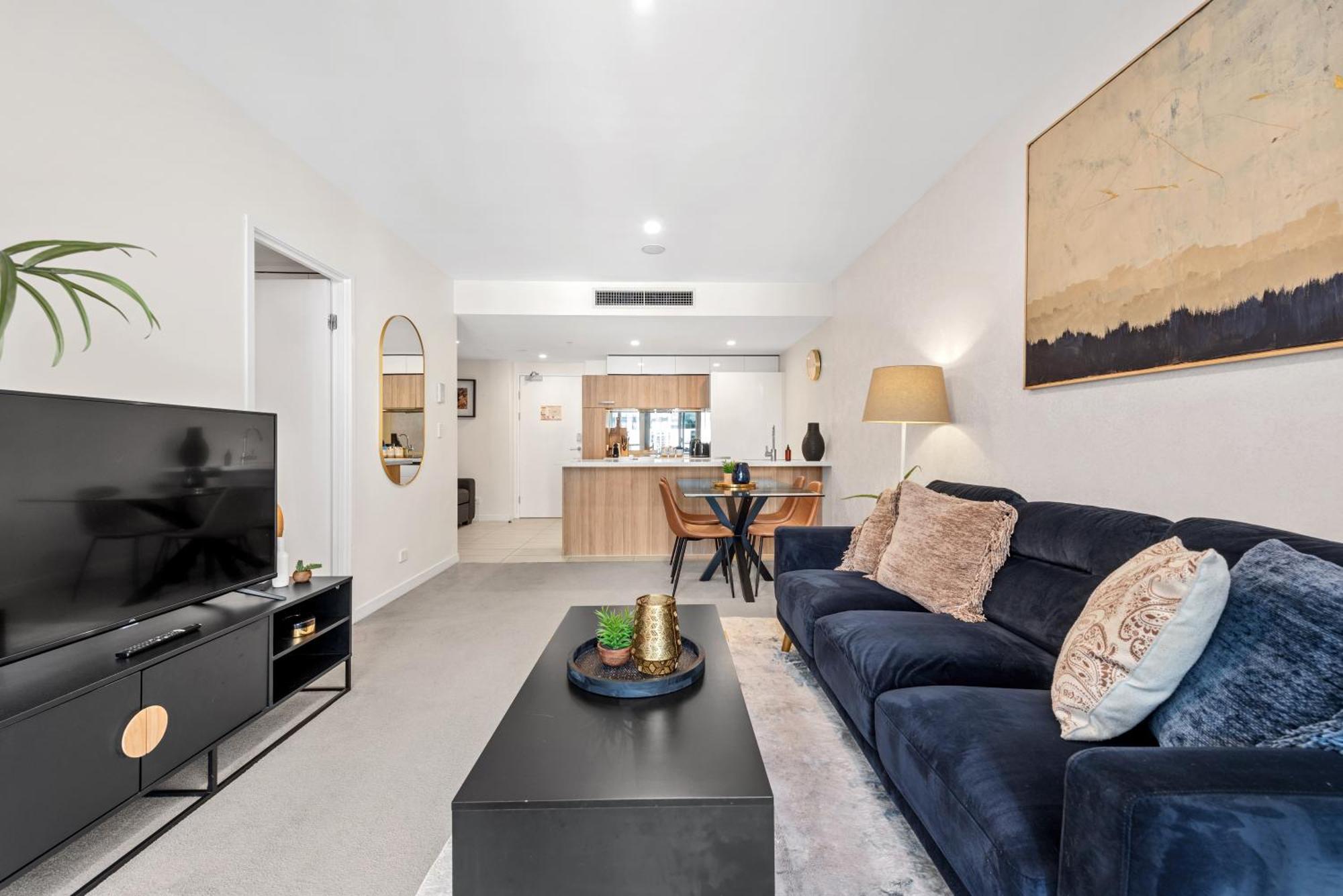 Bright With Balcony, Rooftop Pool & Parking! *