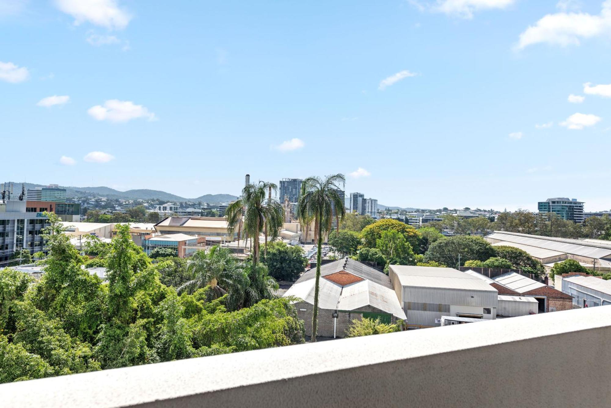 Perfect South 1br With Balcony & Parking Apartment
