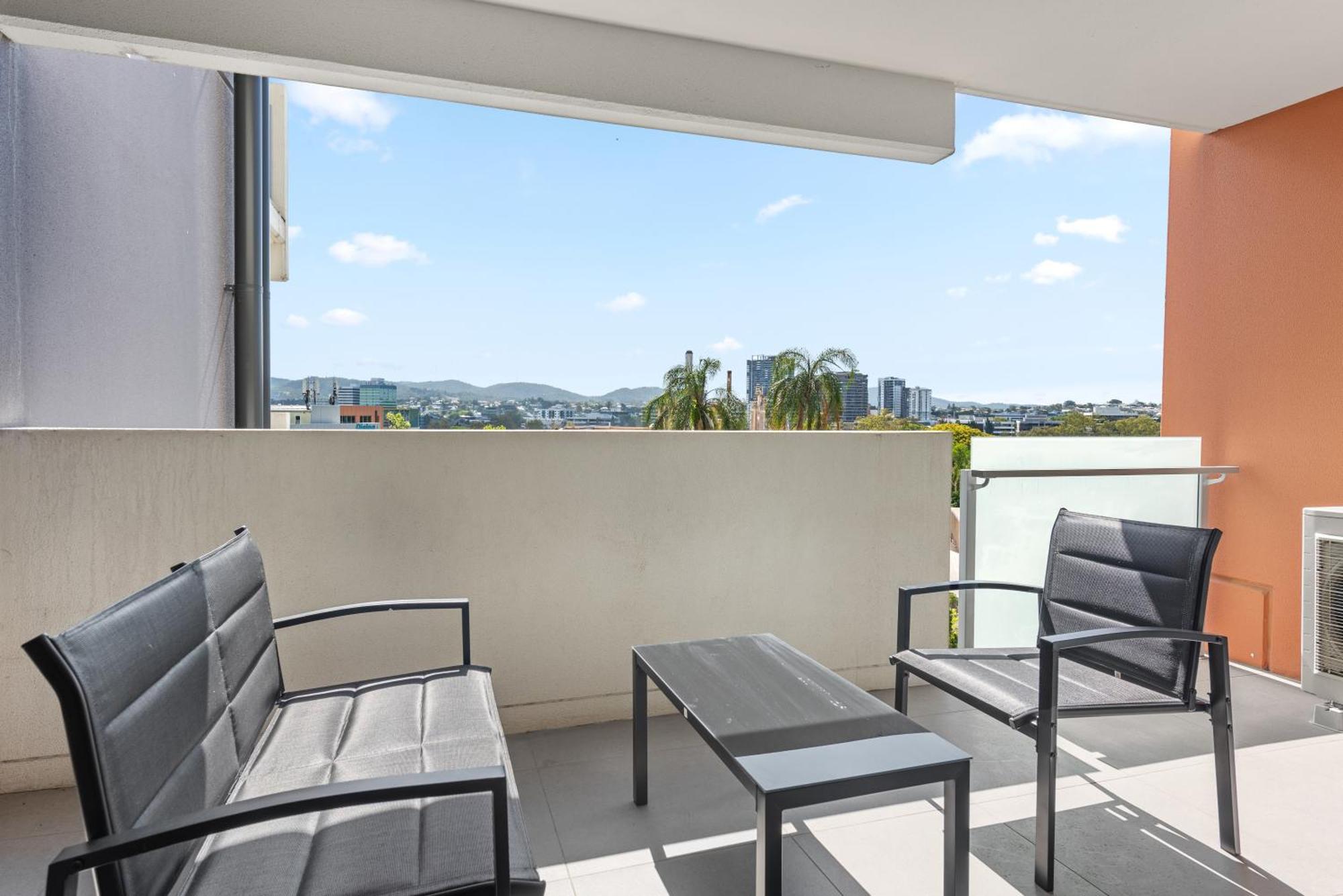 Perfect South 1br With Balcony & Parking Apartment *