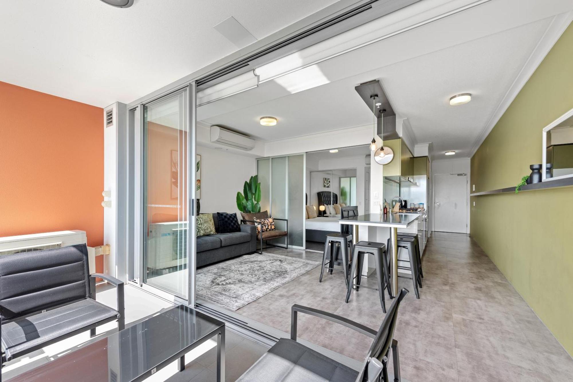 Perfect South 1br With Balcony & Parking Apartment *