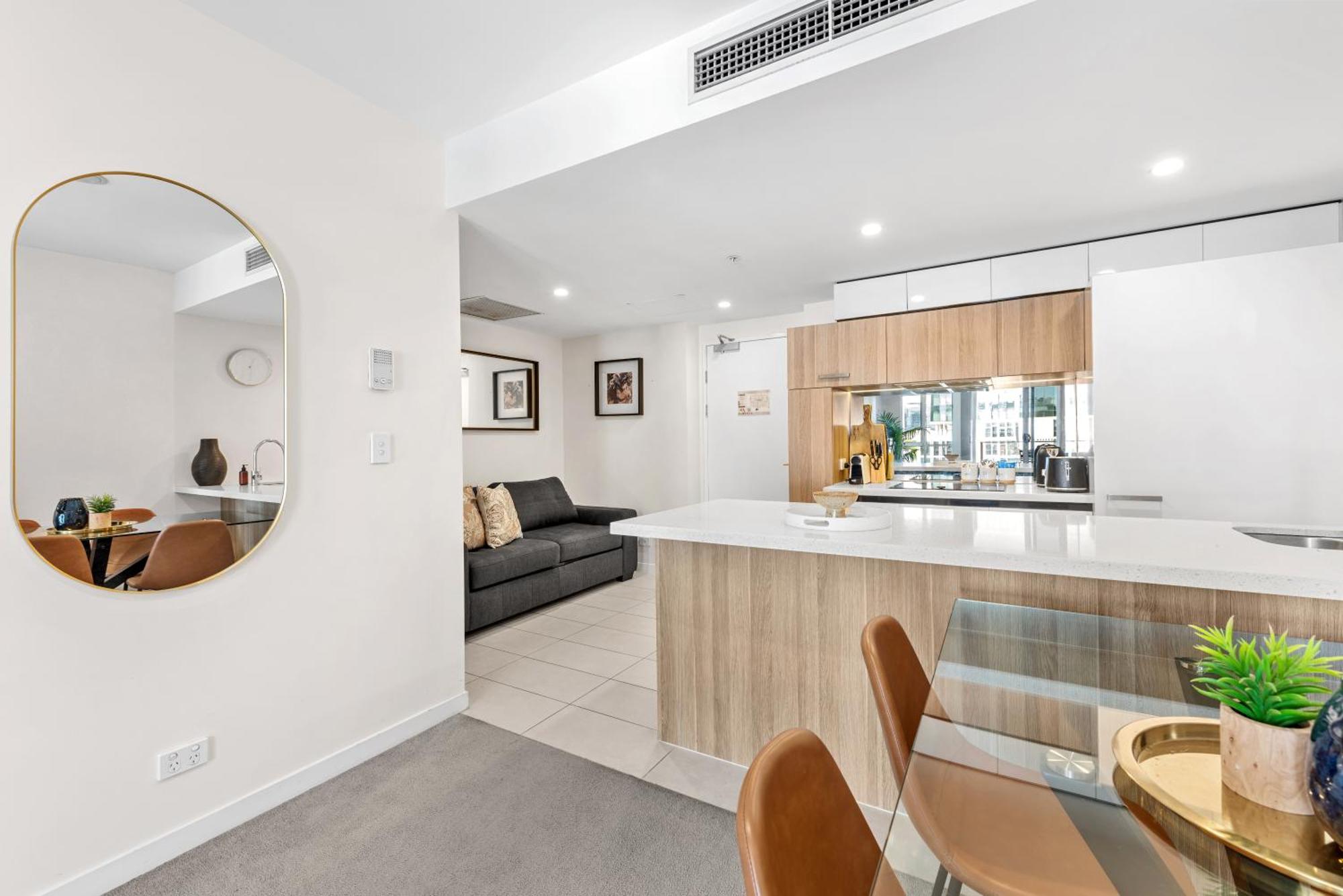 Apartment Bright With Balcony, Rooftop Pool & Parking! *