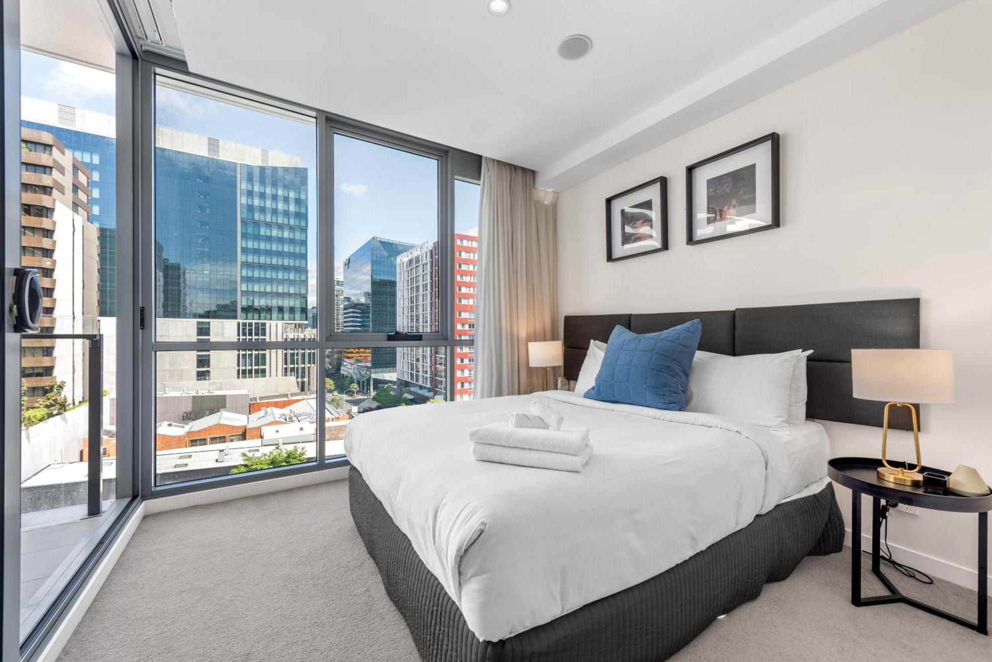Bright With Balcony, Rooftop Pool & Parking! Brisbane