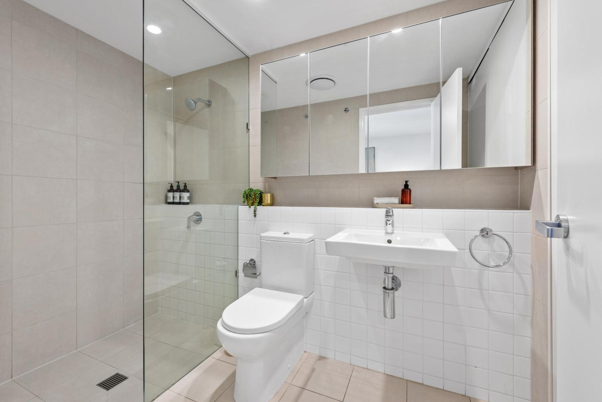 Bright With Balcony, Rooftop Pool & Parking!