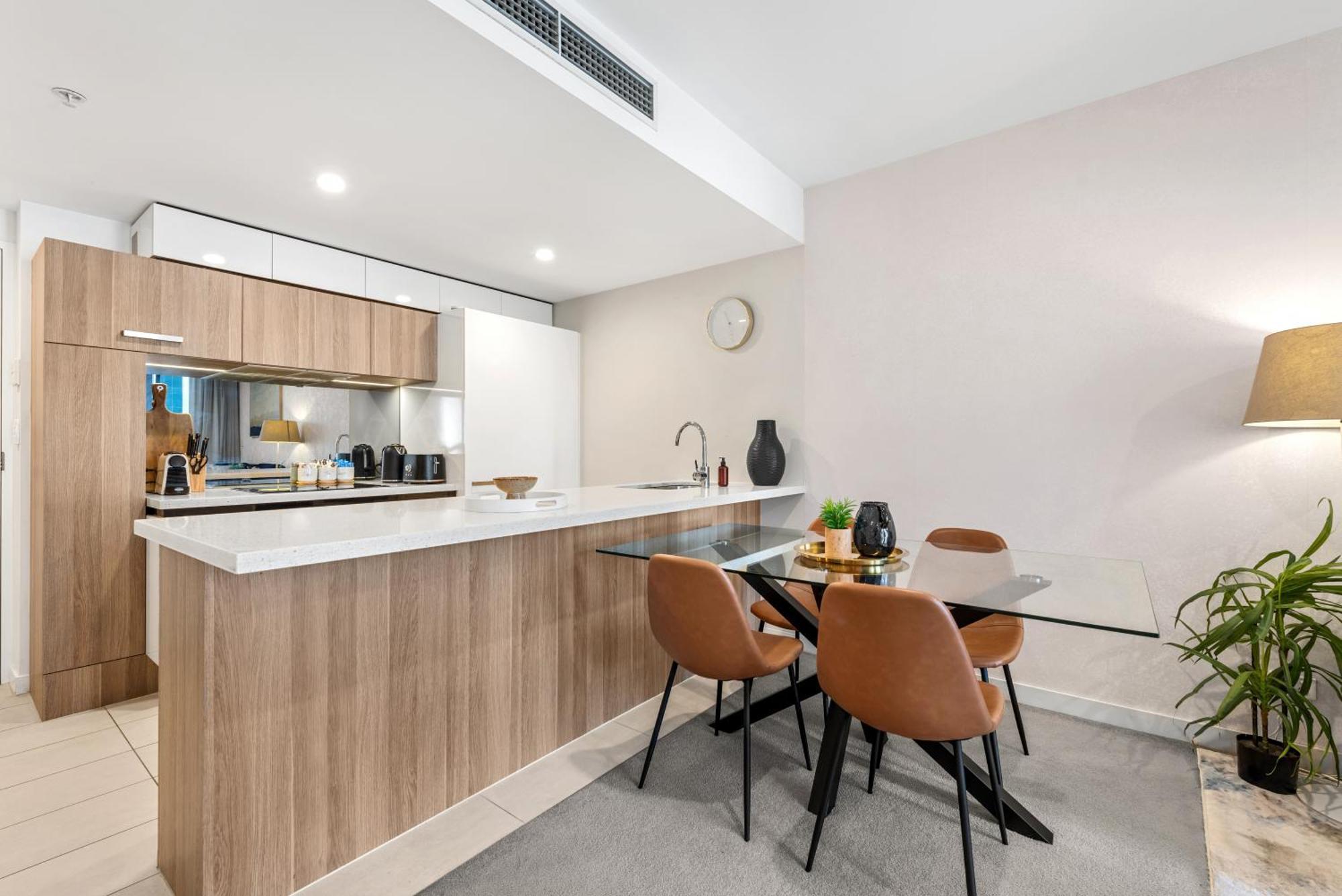 Apartment Bright With Balcony, Rooftop Pool & Parking! *
