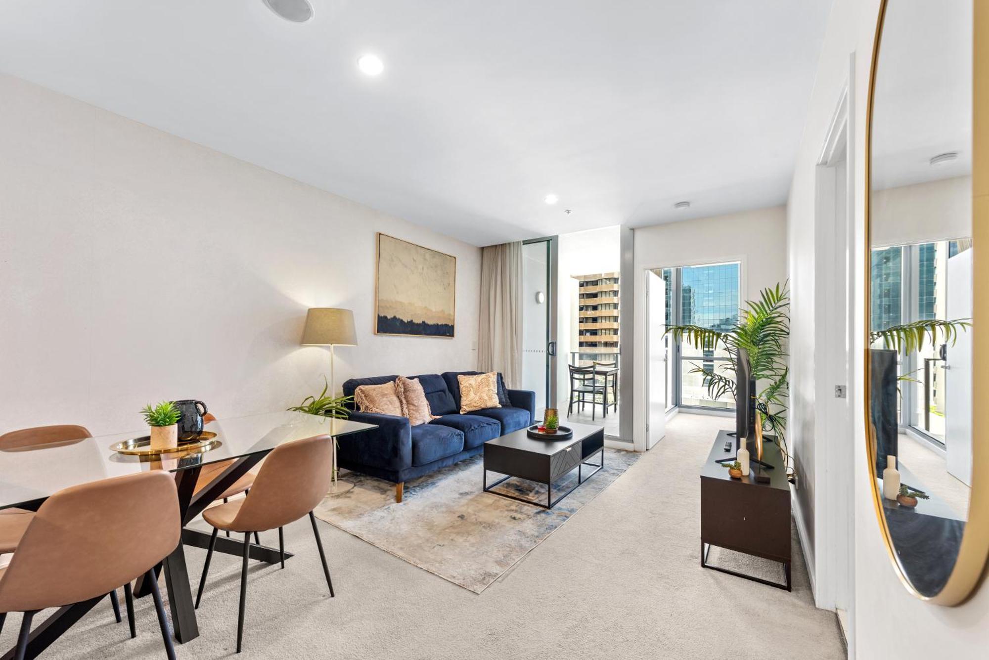 Bright With Balcony, Rooftop Pool & Parking! *