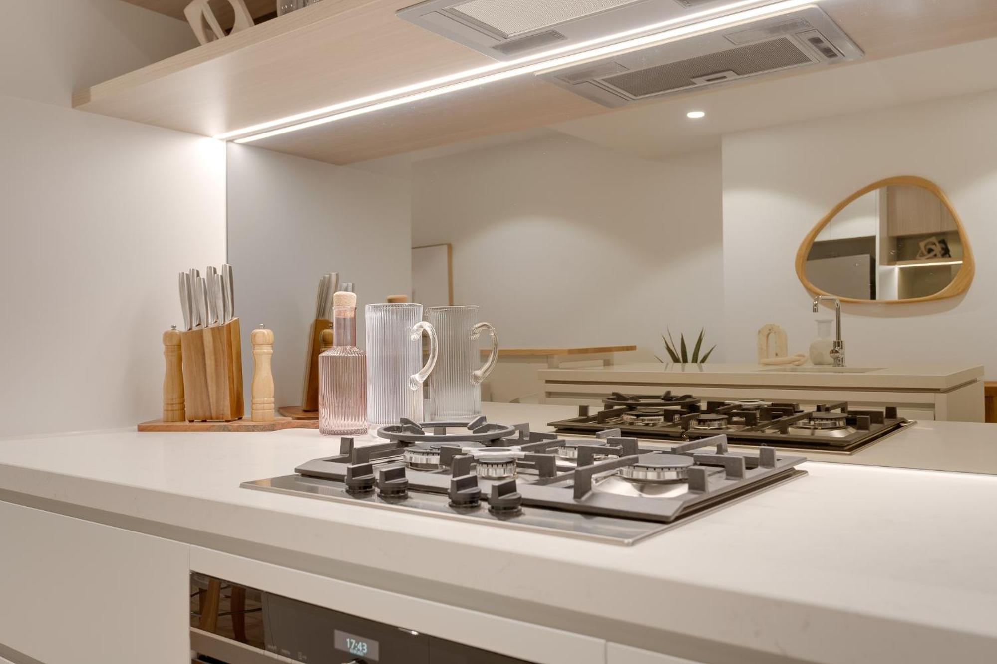 Modern - 1 Bedroom In Queen's Wharf Walk To Casino Apartment *