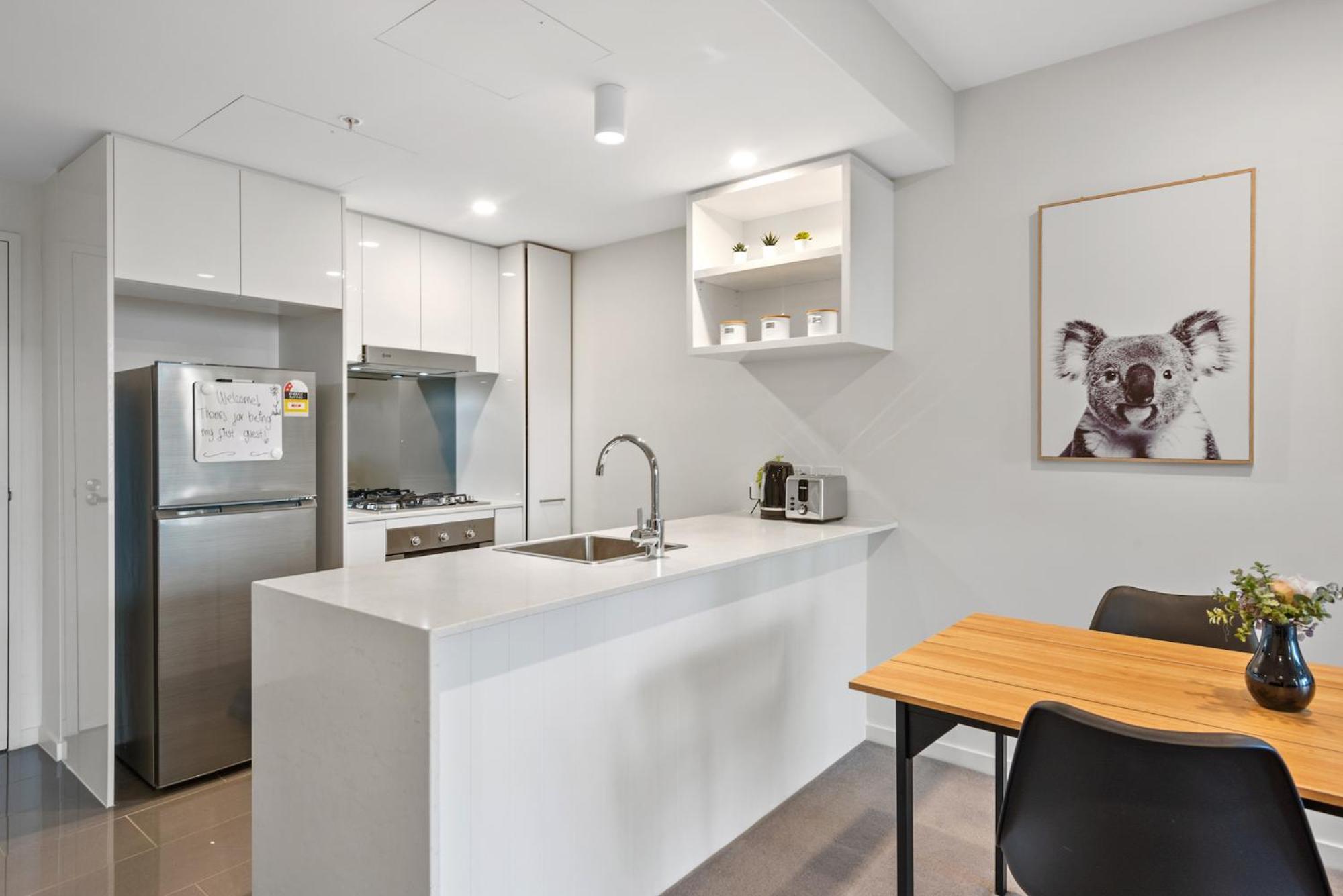 Apartment Sunset Views With Location, King Bed, Pool, Gym *