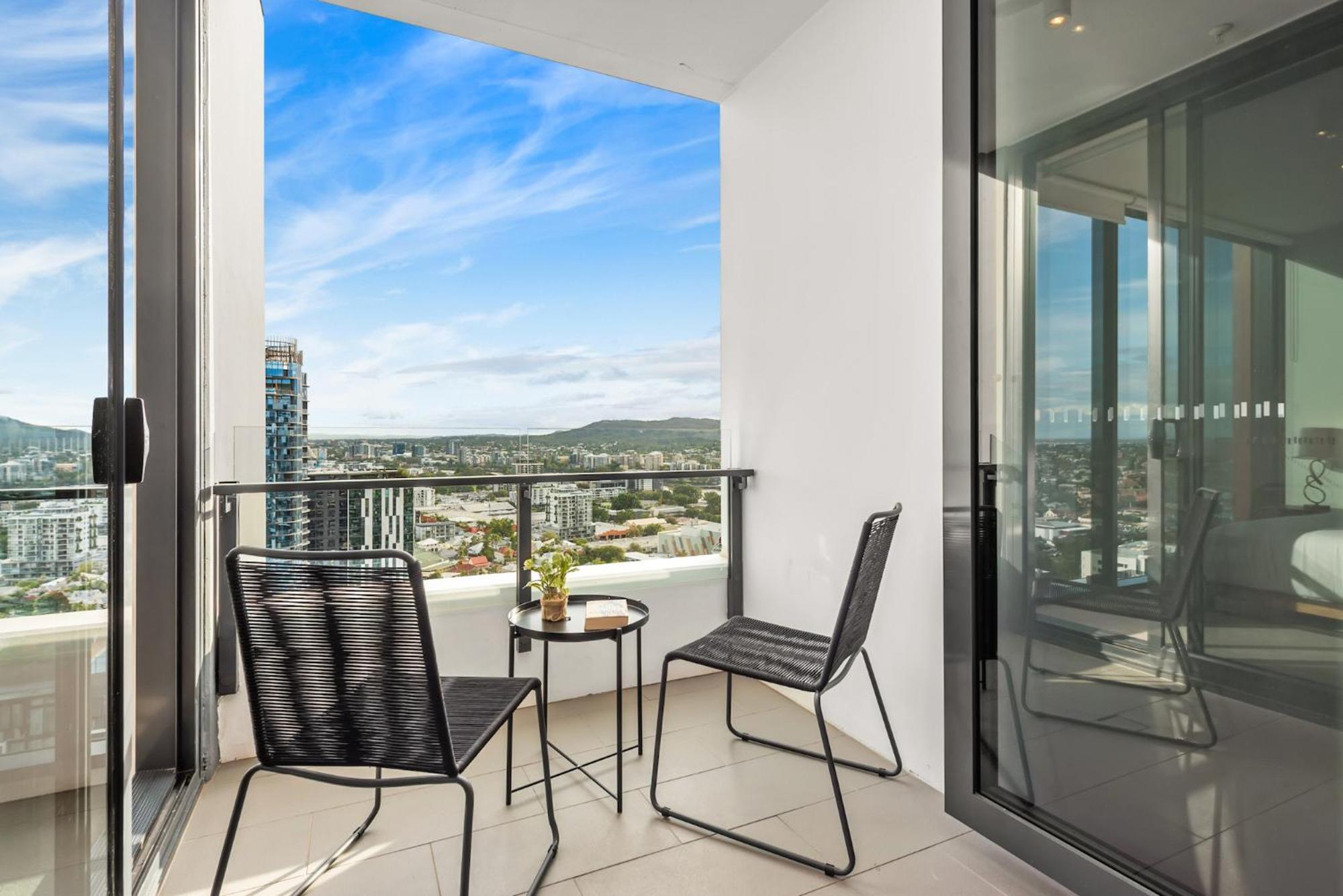 Mountain Views, King Bed, Pool, Gym & Car Park Apartment *