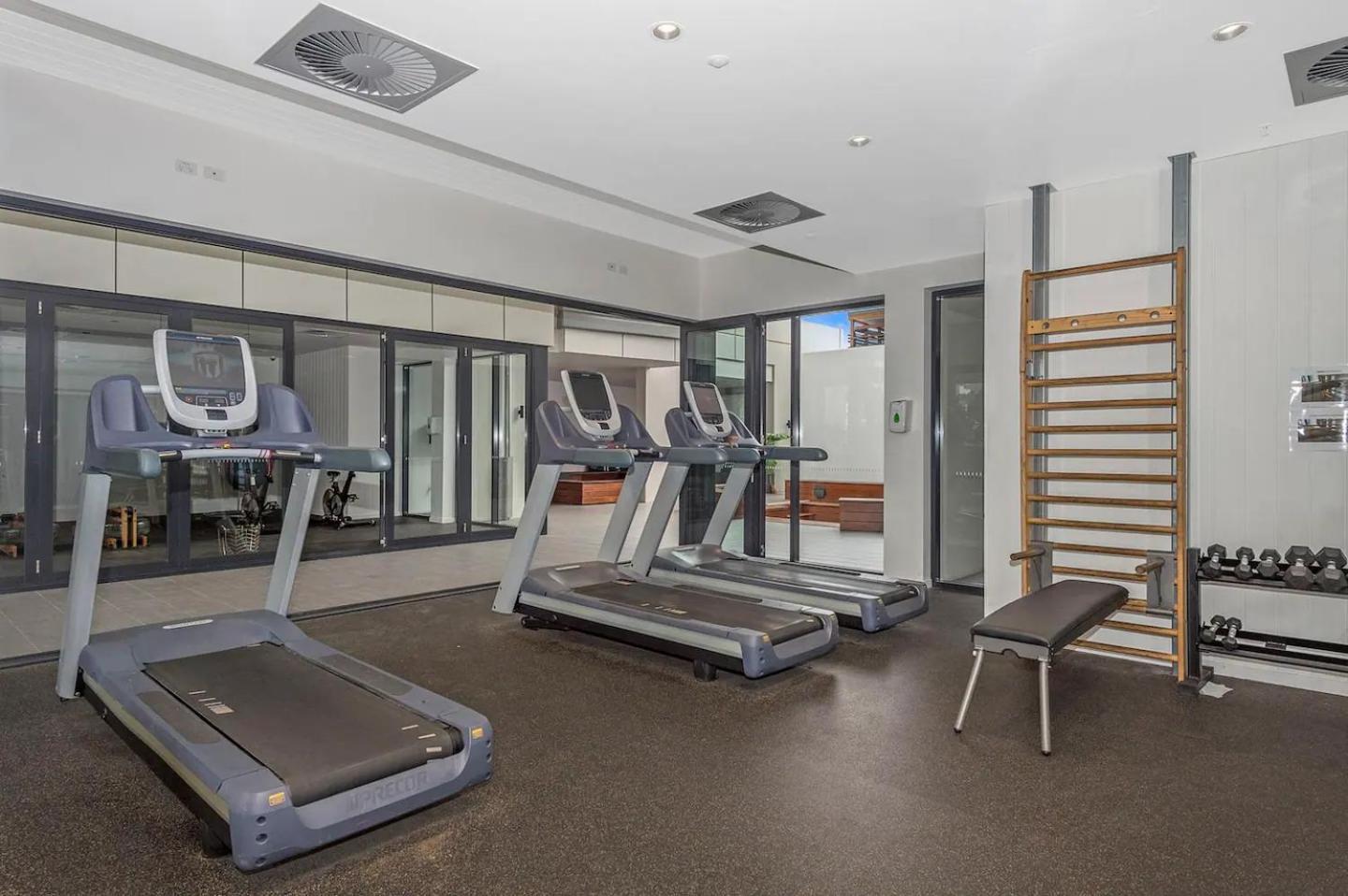 Mountain & Sunset Views With King Bed, Pool, Gym Apartment Brisbane