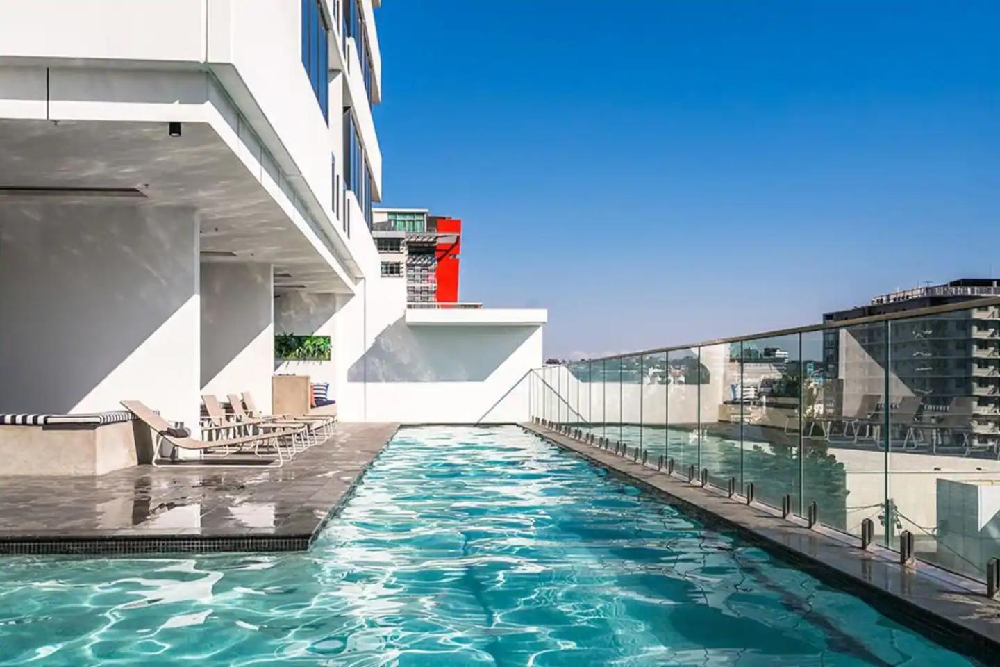 Apartment Mountain & Sunset Views With King Bed, Pool, Gym
