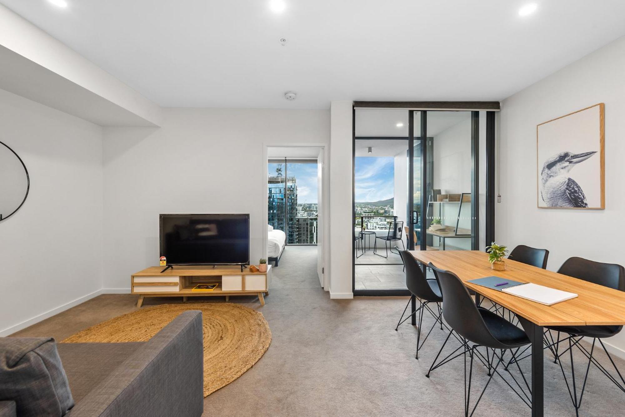 Mountain & Sunset Views With King Bed, Pool, Gym Apartment