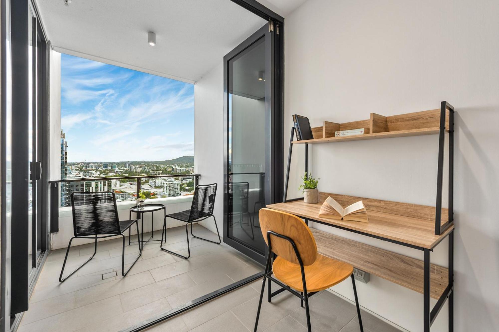 Mountain & Sunset Views With King Bed, Pool, Gym Apartment