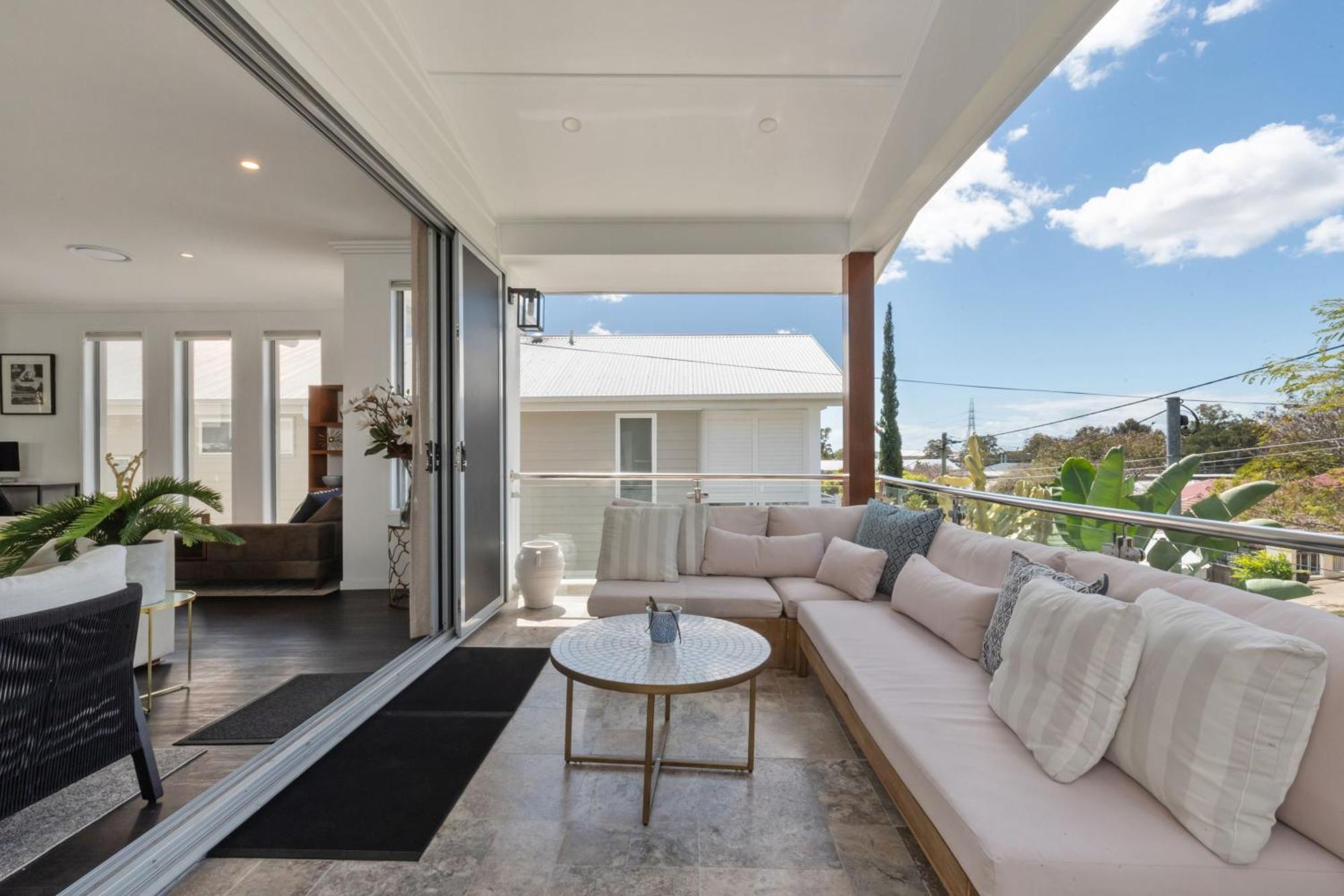 Large Family With Pool & Brisbane