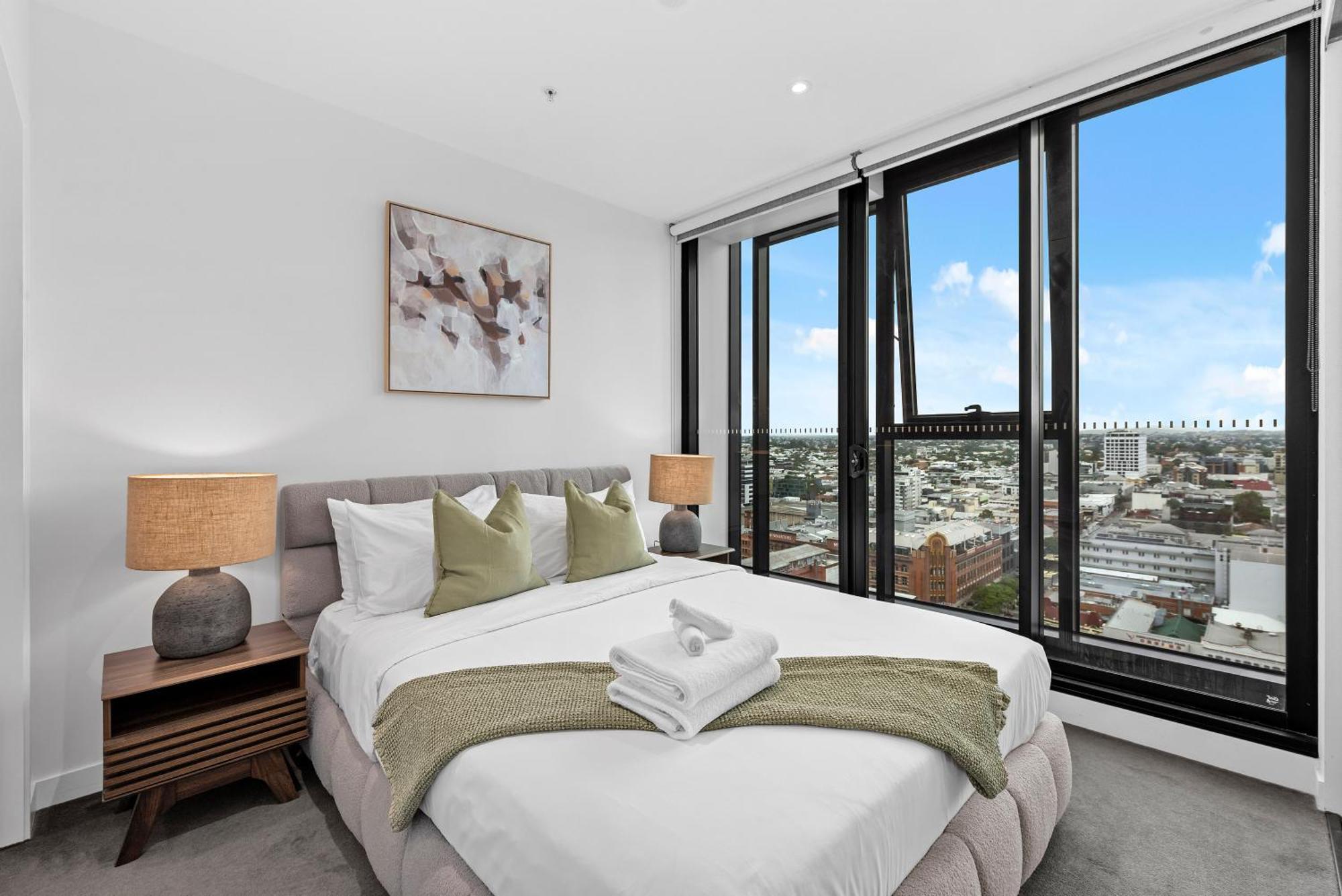 Stylish Valley Pad With Views, Huge Gym & Park Brisbane