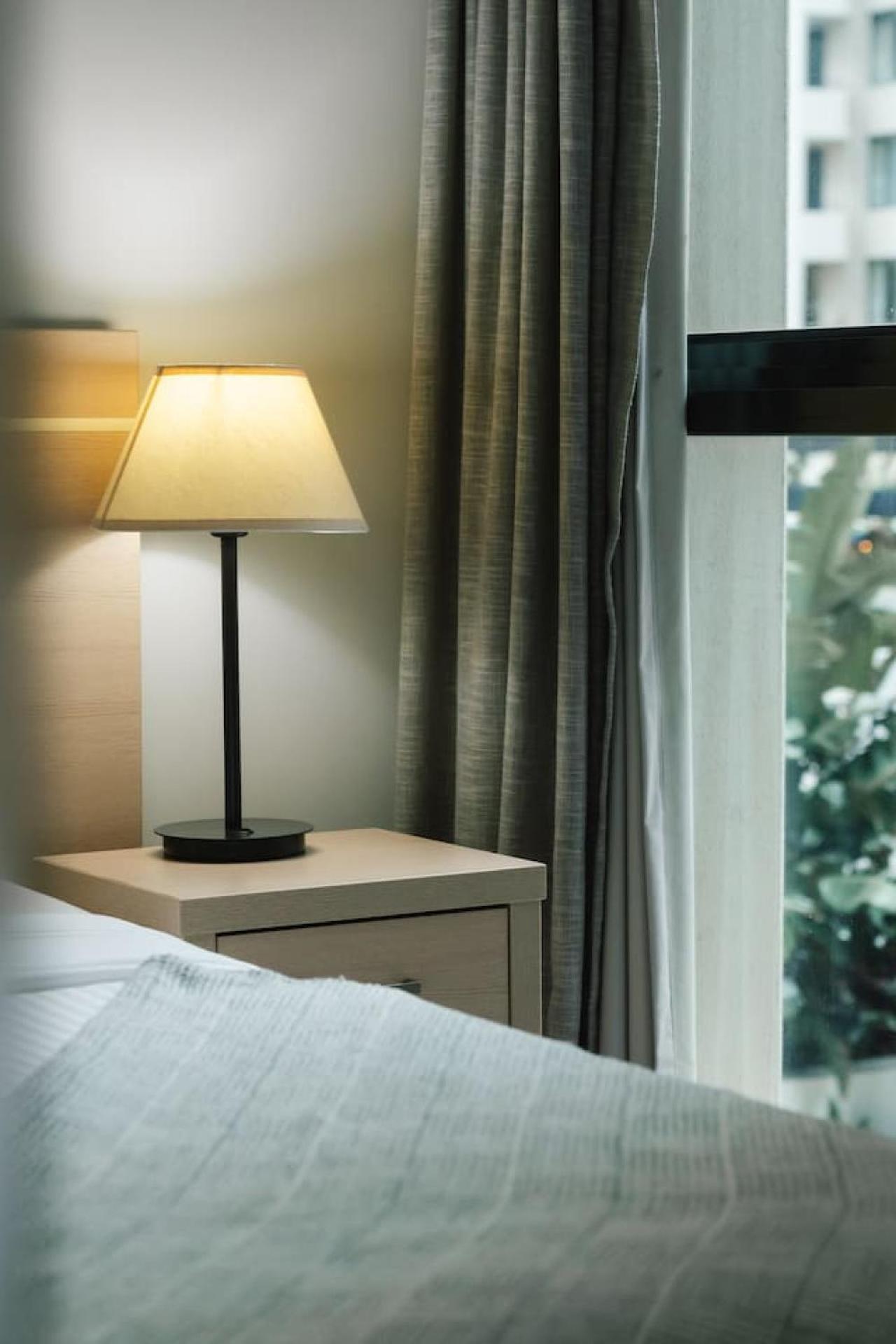 Heart Of Cbd 2br Parking Close To Everything Apartment