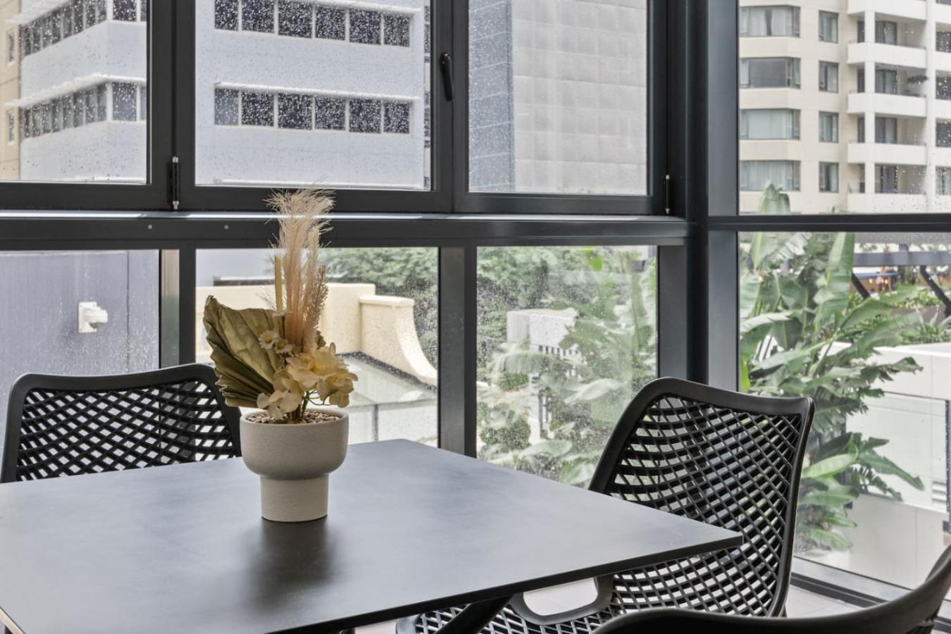 Heart Of Cbd 2br Parking Close To Everything