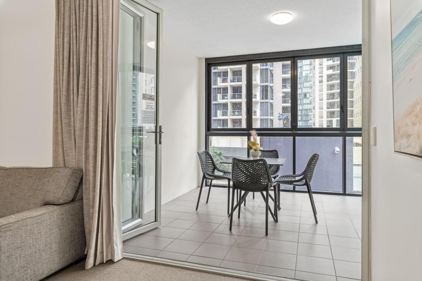 Apartment Heart Of Cbd 2br Parking Close To Everything Brisbane