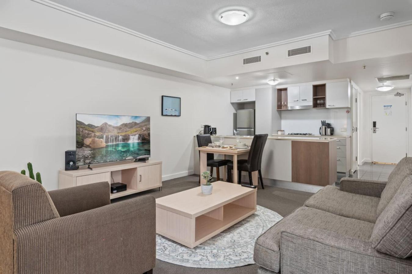 Heart Of Cbd 2br Parking Close To Everything *