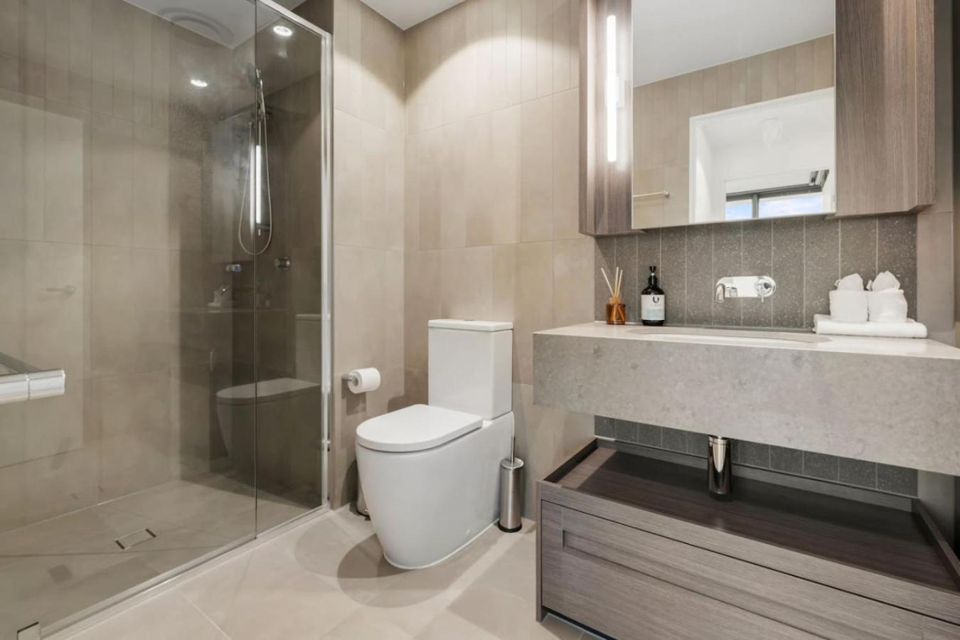 1b Queens Wharf Riverside Living Apartment