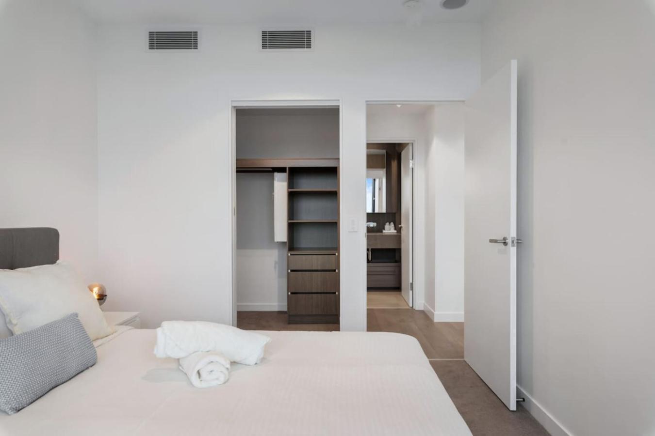 1b Queens Wharf Riverside Living *