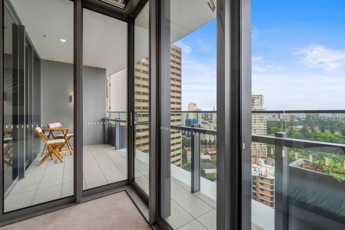 1b Queens Wharf Riverside Living Apartment *