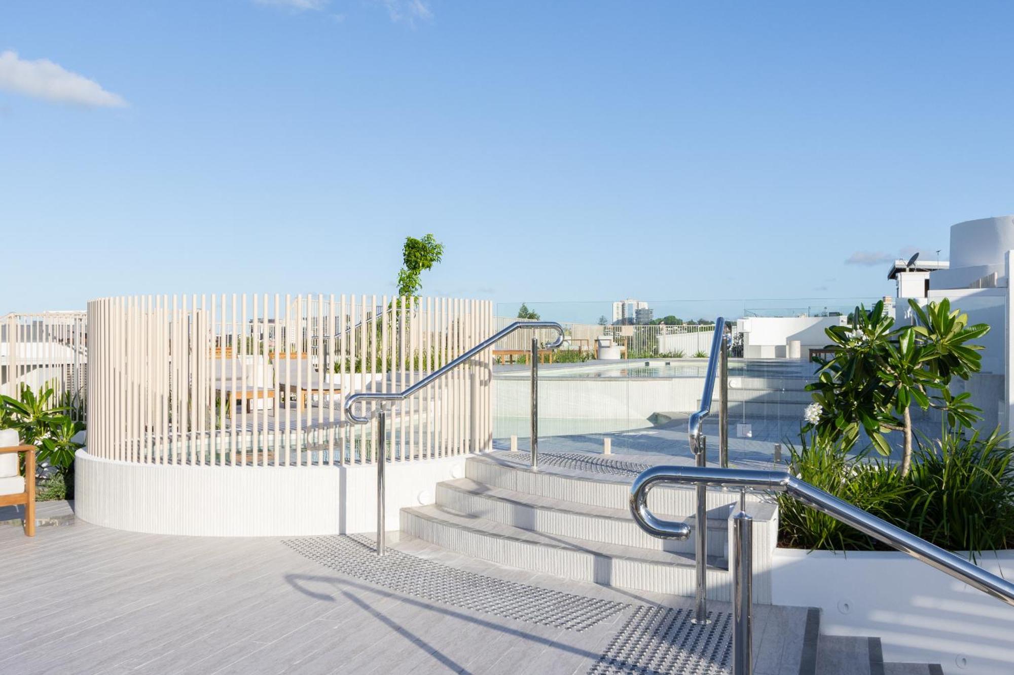 Riverside 2br With Amazing Rooftop Pool & Parking *