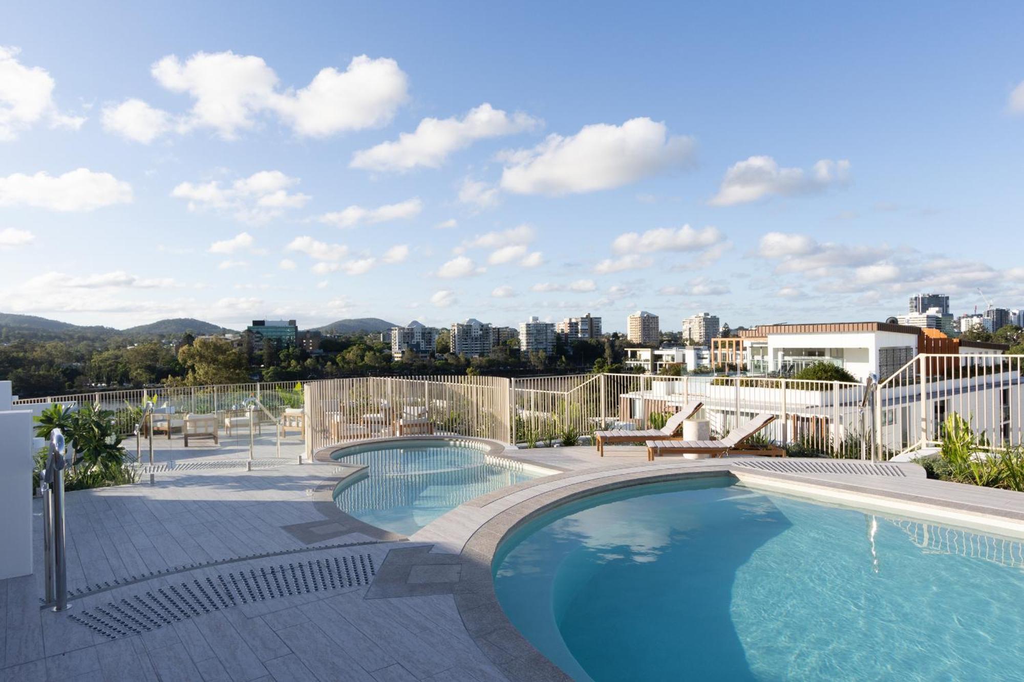 Riverside 2br With Amazing Rooftop Pool & Parking Apartment