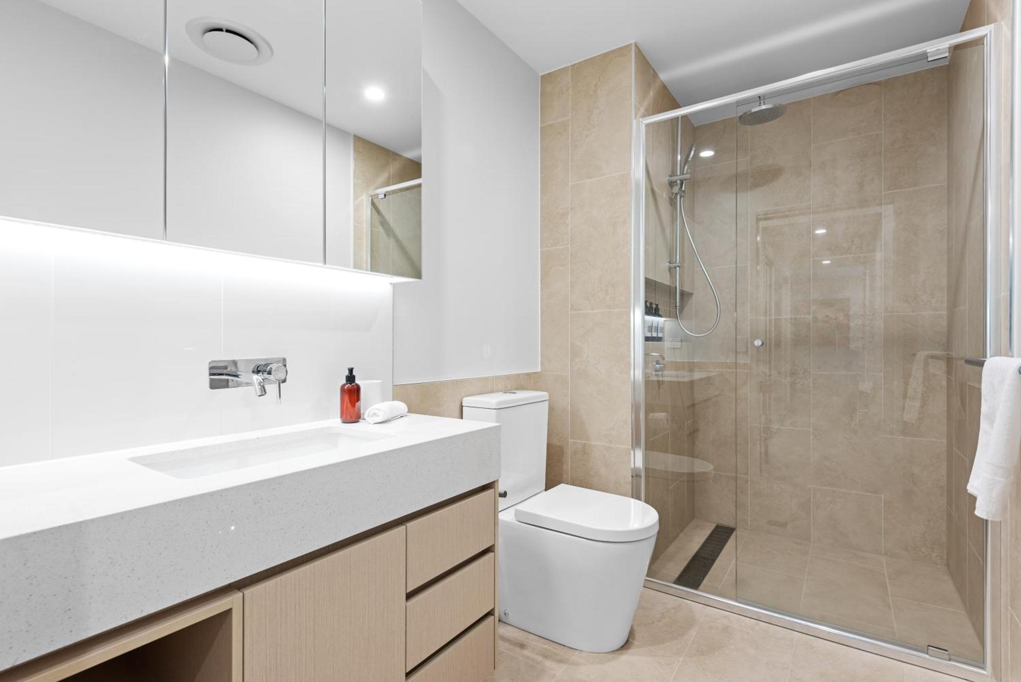 Riverside 2br With Amazing Rooftop Pool & Parking